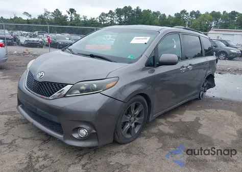 2015 Toyota Sienna Se 8 Passenger z USA, uszkodzony, nr VIN 5TDXK3DC0FS678882